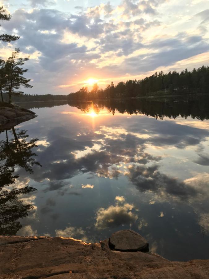 Bjoersjoeas Vildmark - Small Camping Cabin Close To Nature Olofstorp ภายนอก รูปภาพ